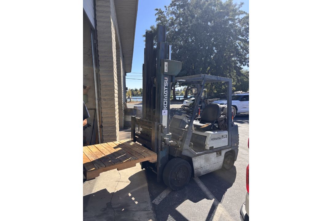 Lot A: Komatsu 25 forklift